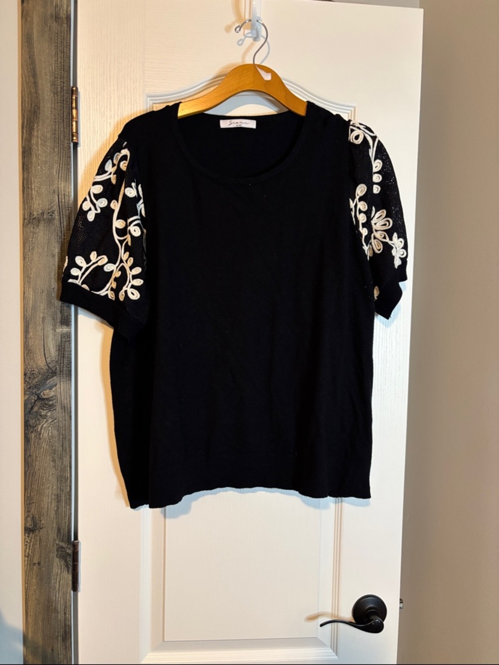 Sioni Milano  Black Tee with White Embroidered Puff Sleeves size 2x